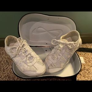 Infinity cheer shoes in case size 9.5